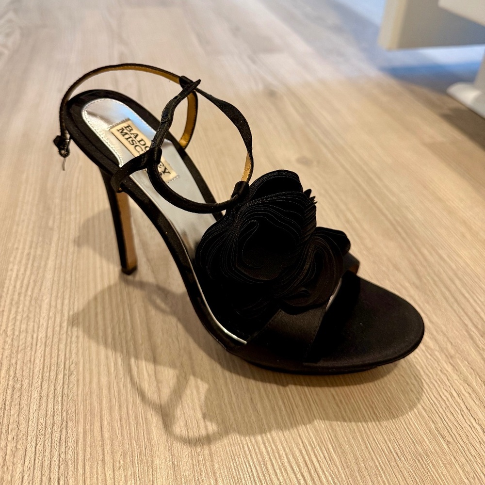Badgley Mischka Randee T-Strap Satin Ruffle Black Heels- size 9.5